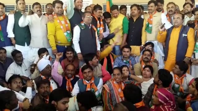 भाजपा ने कलेक्ट्रेट का घेराव कर किया माफिया विरोधी मुहिम का विरोध