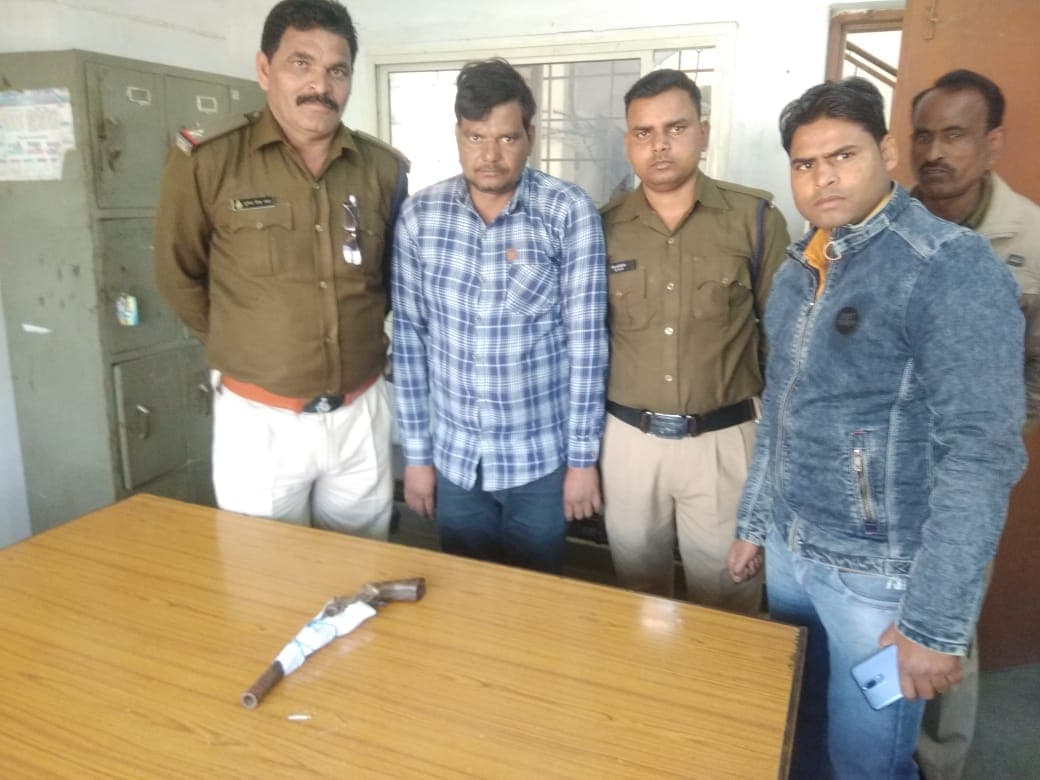 गंभीर अपराध को अंजाम देने की फिराक में अवैध हथियार लेकर घूम रहे युवक को पुलिस ने पकड़ा