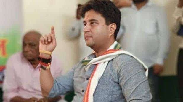 चर्चा में सिंधिया का अलग अंदाज, सबको साध लेंगे महाराज.?