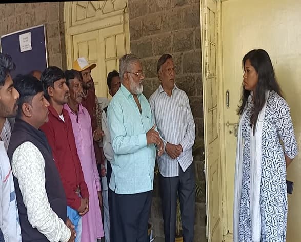 भू माफिया अभियान के नाम पर प्रताड़ितों ने खंडवा कलेक्टर से लगाई गुहार