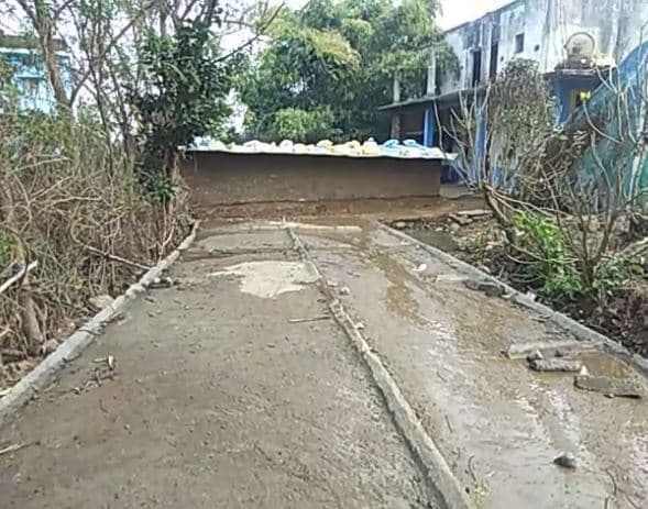 नगर परिषद की लापरवाही से विवादों में लाख़ों रुपये के काम, बीच सड़क पर बना दिया मकान