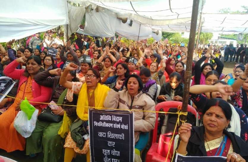महिला अतिथि विद्वानों ने कराया मुंडन