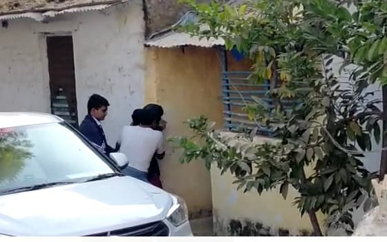 टीआई पति पर फूटा पत्नी का गुस्सा, सरेआम पीटा, वीडियो वायरल