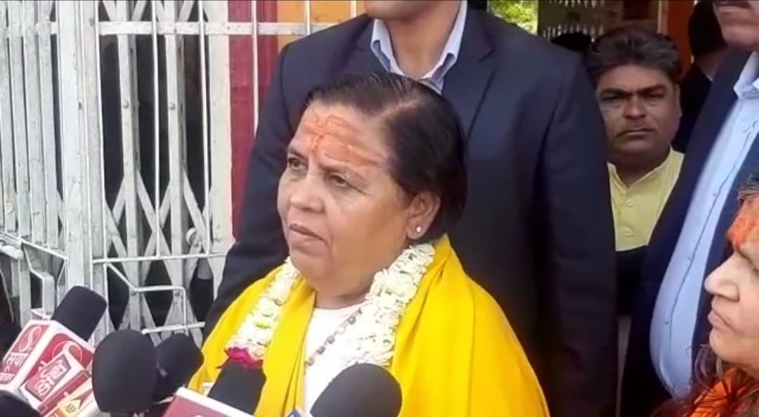 प्राचीन गणेश मंदिर में दर्शन के लिए पहुंची उमा भारती