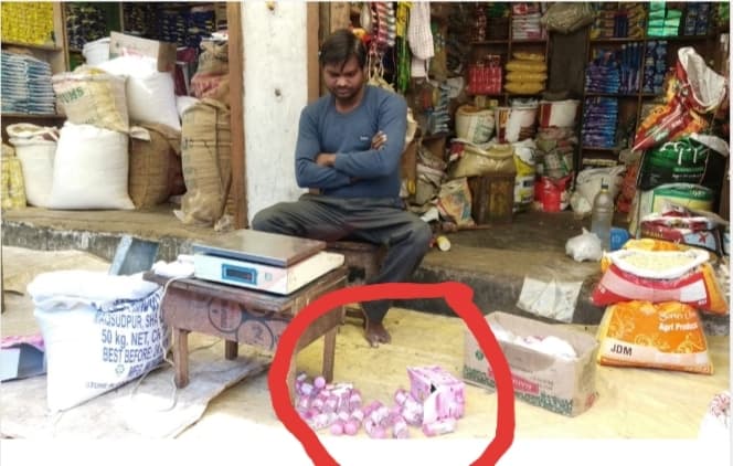 किराना दुकान से जब्त किया एक्सपायरी डेट का गुलाब जल