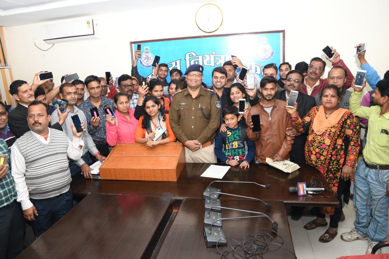 एक साल में गुम हुए एक करोड़ की कीमत के मोबाइल पुलिस ने किए वापस