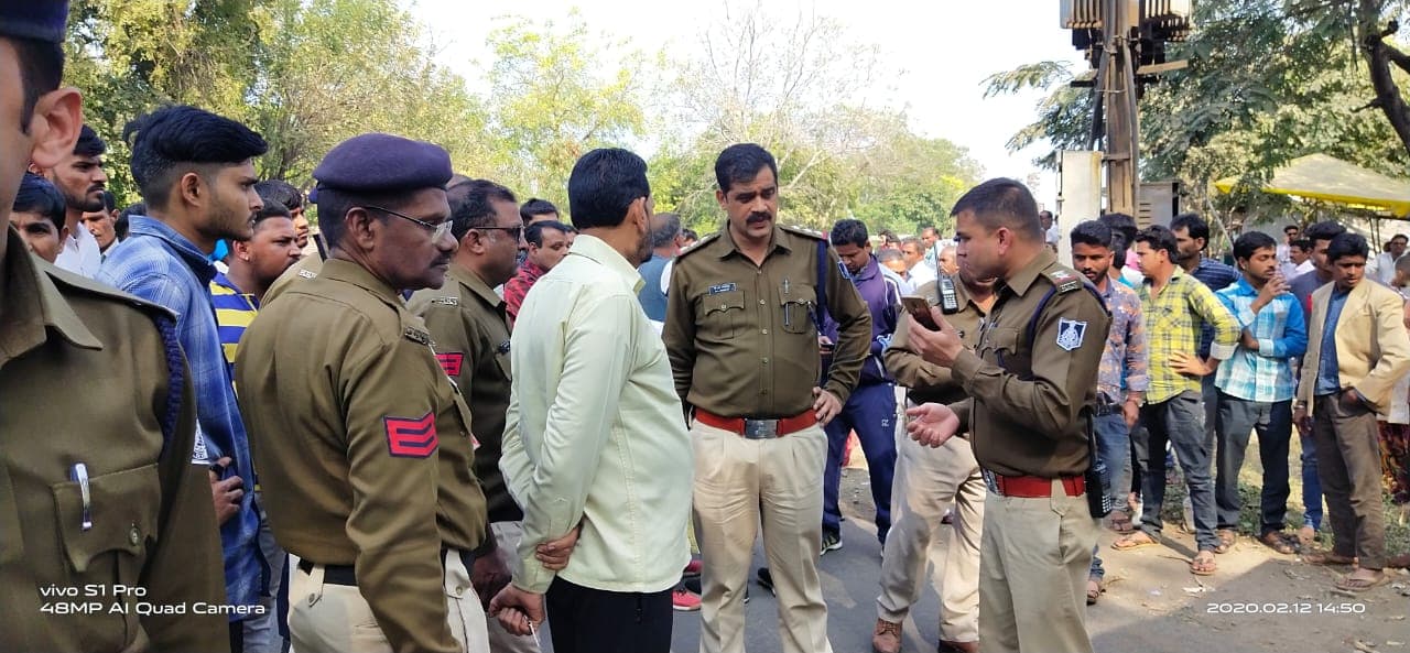 स्कूल की शिक्षिका को रेत से भरे डंपर ने रौंदा घटनास्थल पर ही मौत