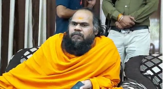 अब सिंधिया के समर्थन में बीस हजार बाबाओं को उतारने का दावा