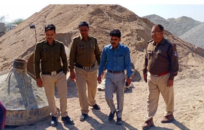 अवैध उत्खनन से हो रहा रेलवे का काम