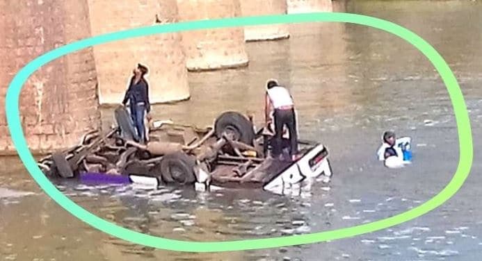 VIDEO: नदी में गिरी बारातियों से भरी बस, 2 दर्जन से अधिक के मौत की खबर, रेस्क्यू जारी