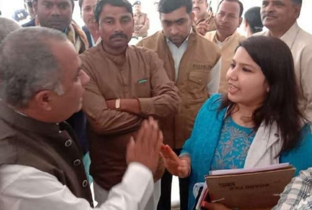 मंत्री के सामने कांग्रेसी से बोली खनिज अधिकारी- ‘तुम्हारा पूरा खानदान रेत चुराता है’