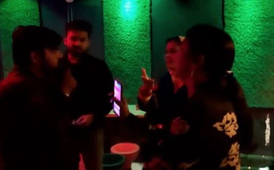 गरीब बच्चे को पीजा-बर्गर खिलाया तो रेस्टोरेंट संचालक ने युवक को निकाला बाहर