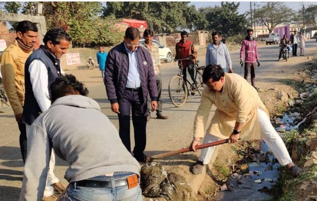 अशोकनगर में कमलनाथ के मंत्री ने किया ऐसा काम, वायरल हो रहा वीडियो