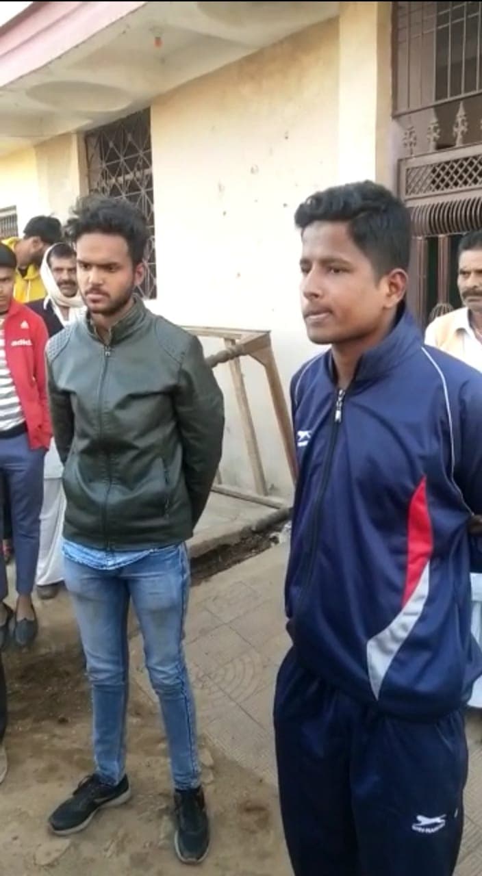 रिटायर्ड फौजी के बेटे ने दोस्त के साथ मिलकर की फायरिंग, लोगों ने पकड़कर किया पुलिस के हवाले