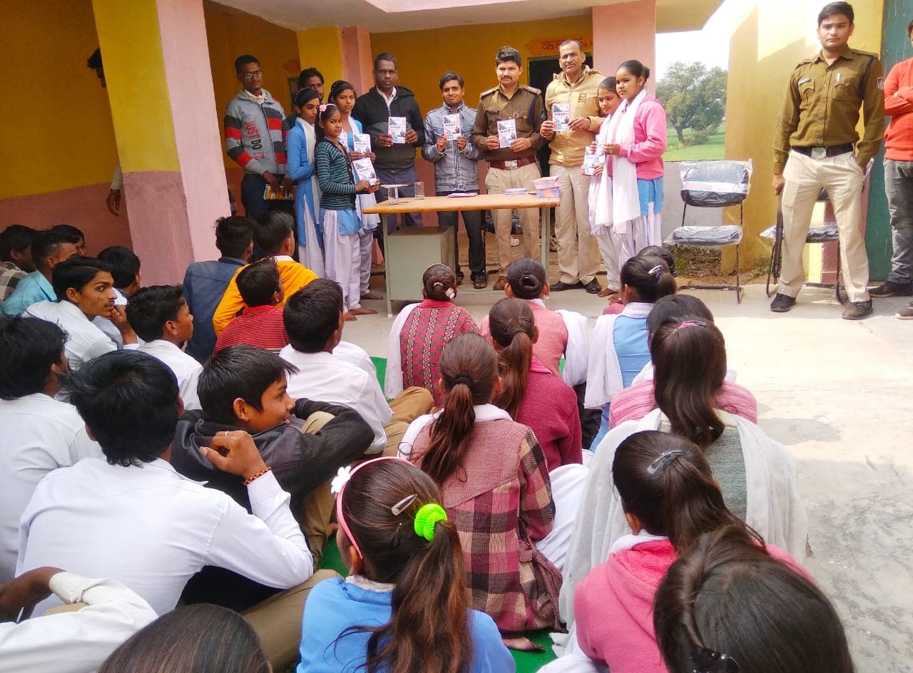 थाना प्रभारी ने शासकीय बिधालयो में पहुचकर छात्र छात्राओ से पूछा कि अपराध क्या है?