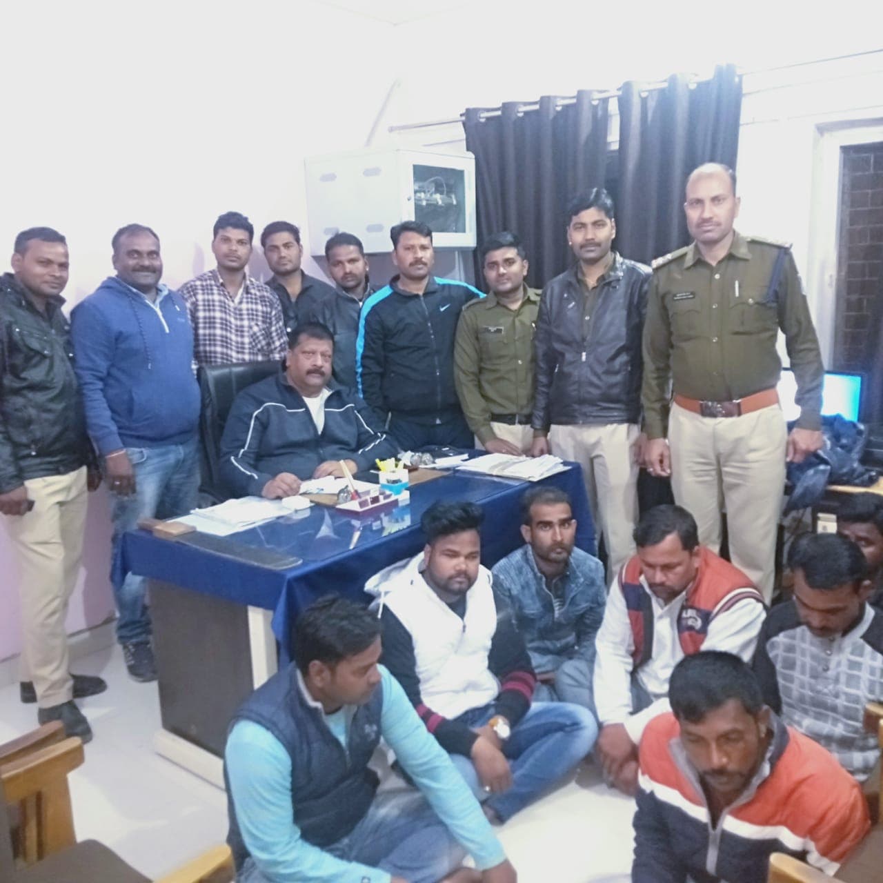 हजारों की नकदी और ताश के पत्ते के साथ 7 जुआरी अरेस्ट