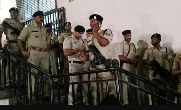 क्राइम ब्रांच की टीम ने पकड़ा महात्मा गांधी को लिखा पत्र