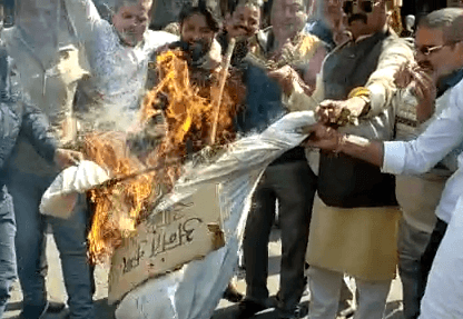 बापू पर बयानबाजी के बाद सांसद अनंत हेगड़े की किरकिरी, कांग्रेसी नेताओं ने फूंका पुतला