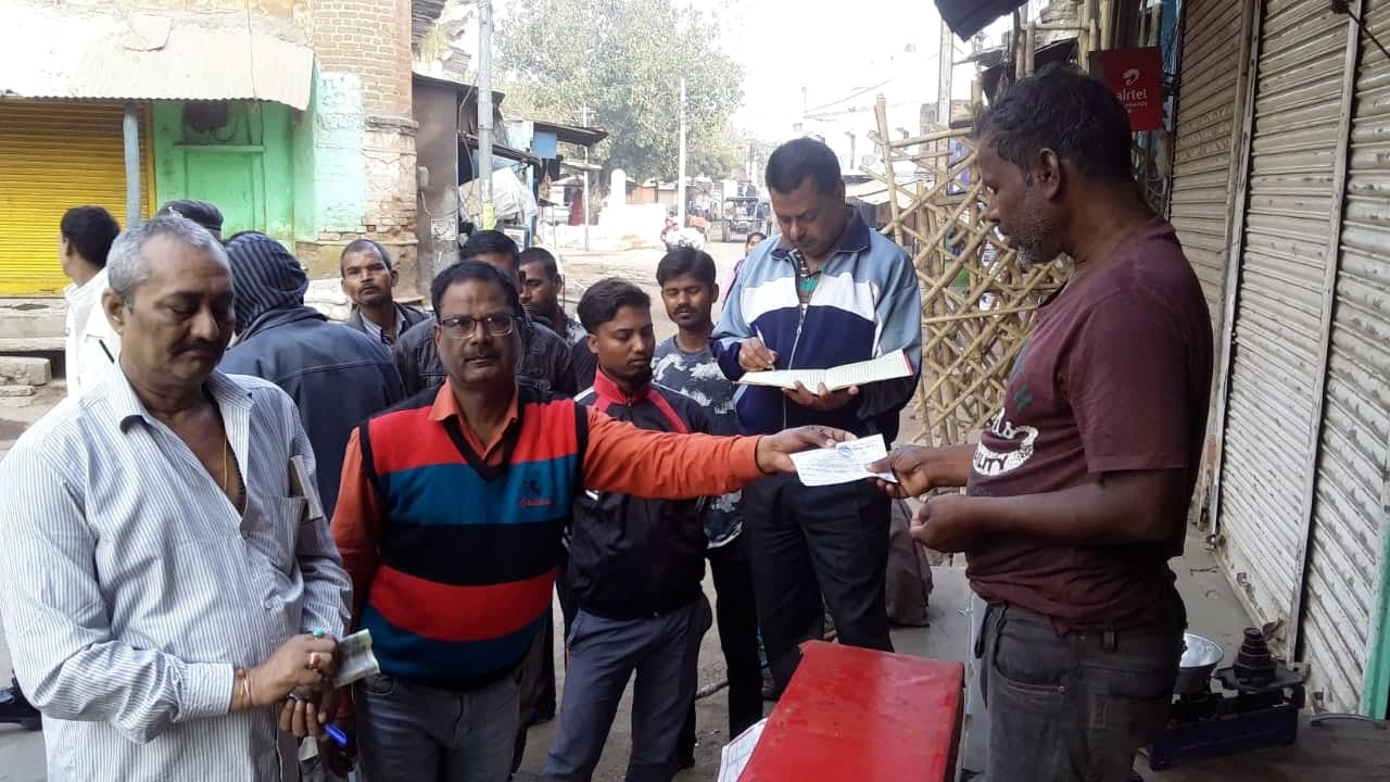 प्रशासन की टीम ने जब्त की पॉलिथीन, दुकानदारों से वसूला जुर्माना