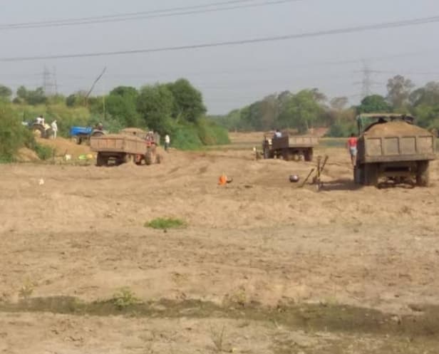 सीजेएम ने उच्च न्यायालय पेश की रिपोर्ट , धड़ल्ले से जारी हैं रेत खनन