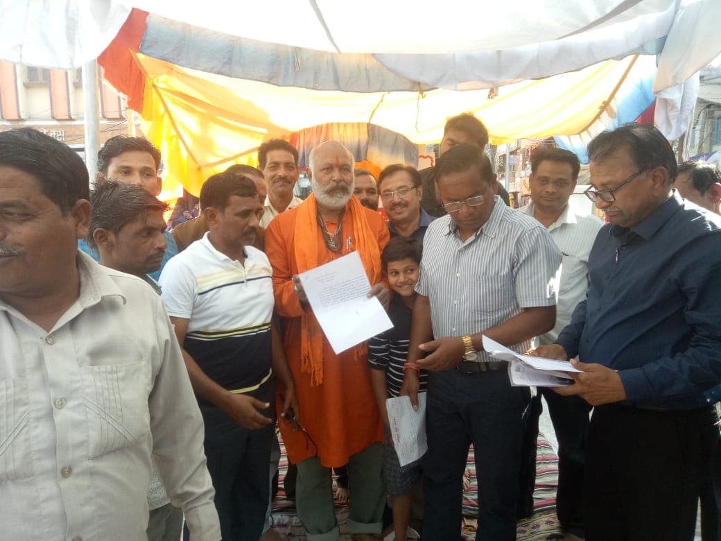 कलेक्टर के लिखित आश्वासन के बाद तोड़ा आमरण अनशन