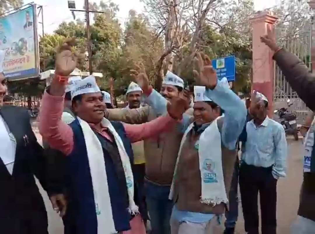 जीत के जश्न में झूमे “आप” कार्यकर्ता बांटी मिठाई
