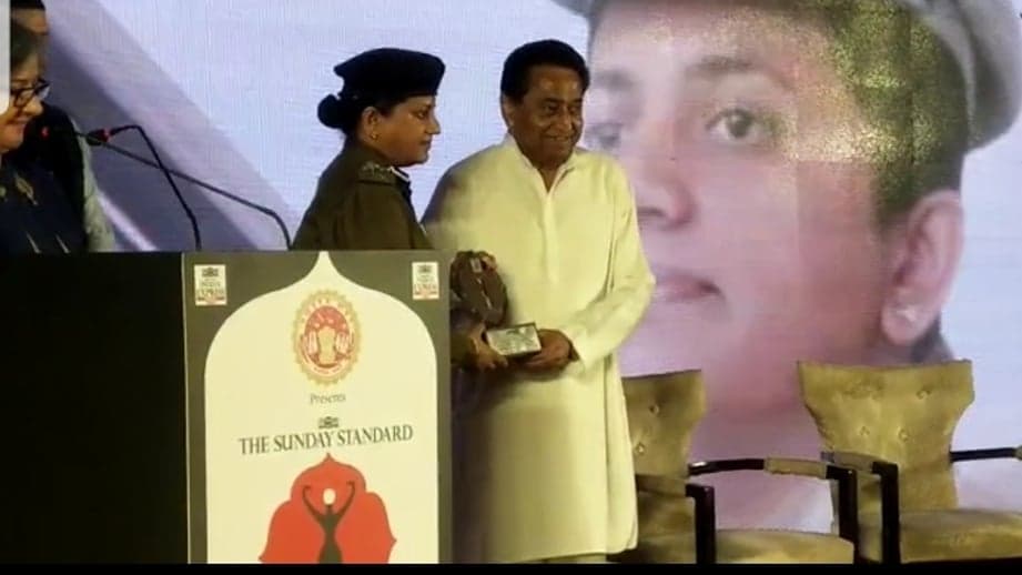 कमलनाथ ने किया इंदौर डीआईजी रुचि वर्धन का सम्मान