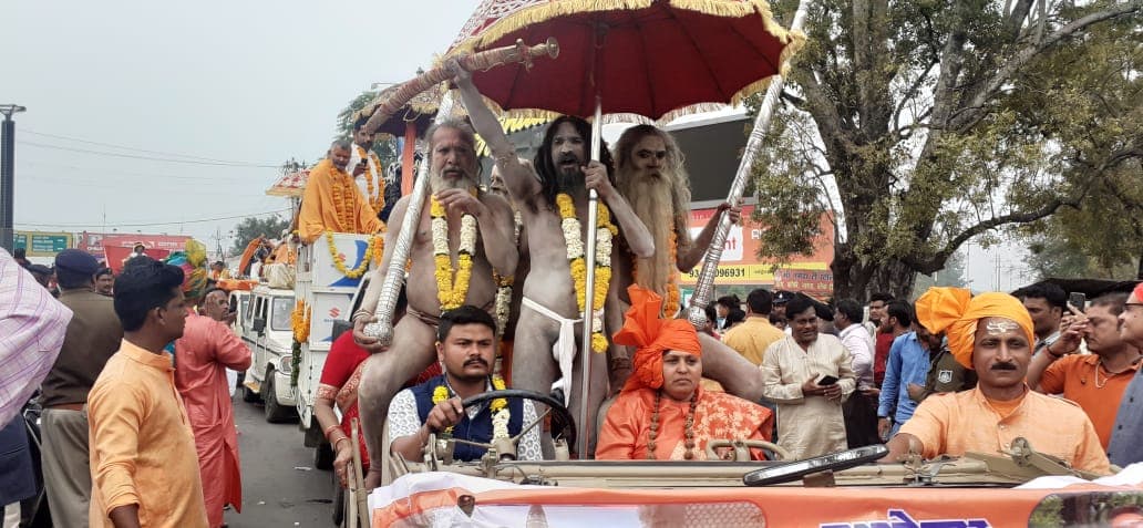 नर्मदा गौ कुम्भ: नरसिंह मंदिर से निकाली गई पेशवाई, हजारो साधु संत हुए शामिल