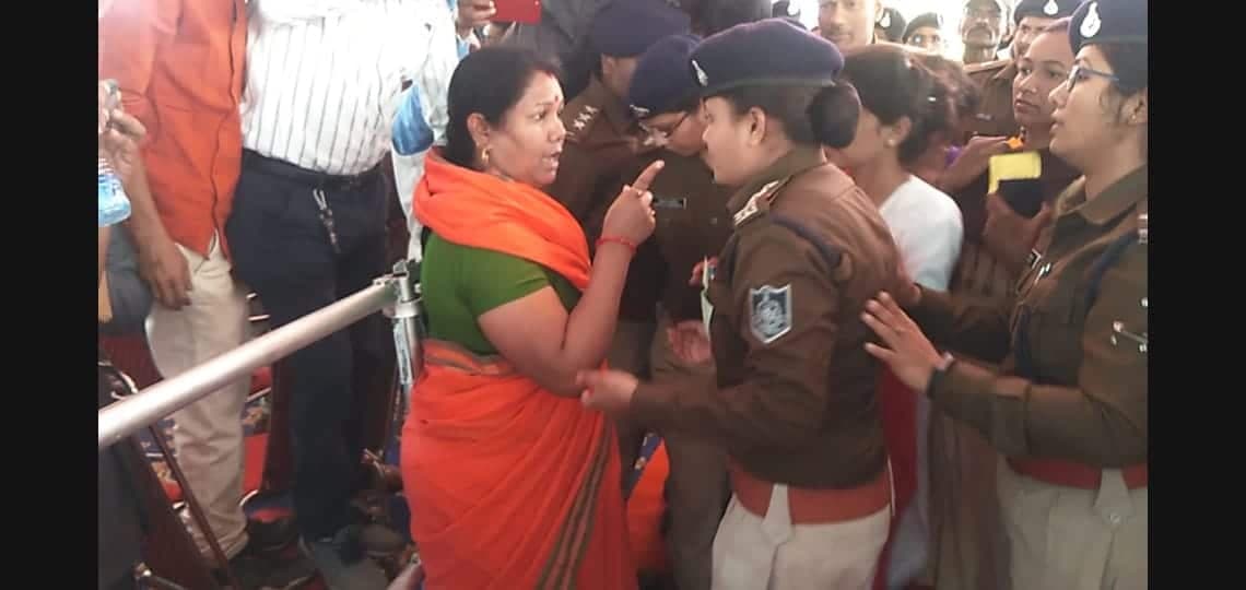 कमलनाथ की सभा में महिला जिला पंचायत अध्यक्ष ने लगाया दुर्व्यवहार का आरोप
