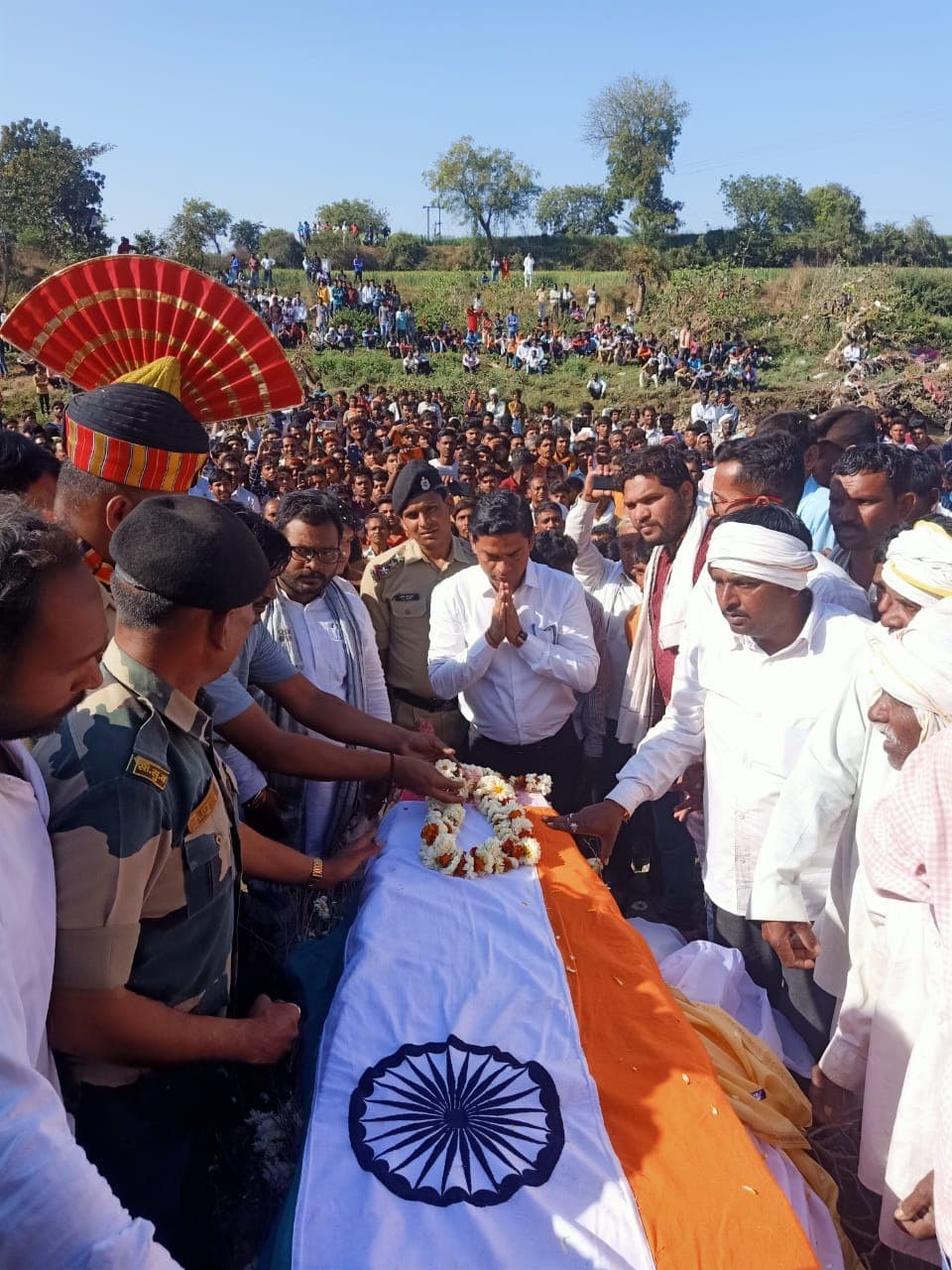 बीएसएफ जवान को श्रद्धांजलि देने हज़ारों की संख्या में पहुंचे लोग