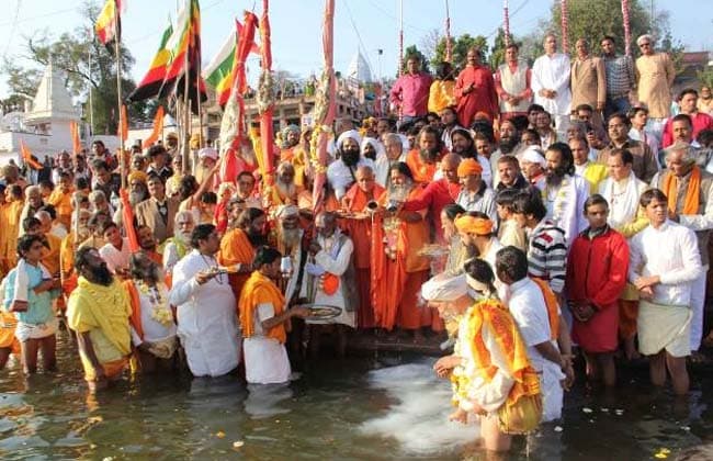 नर्मदा गौ कुम्भ: हिंदुत्व की राह पर कांग्रेस, भाजपा ने बनाई दूरी