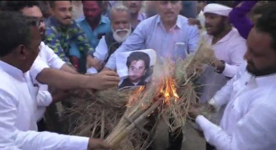 सिंधिया के गढ़ में कांग्रेसियों ने जलाया उनका पुतला, कहा गद्दारी उनके खून में है