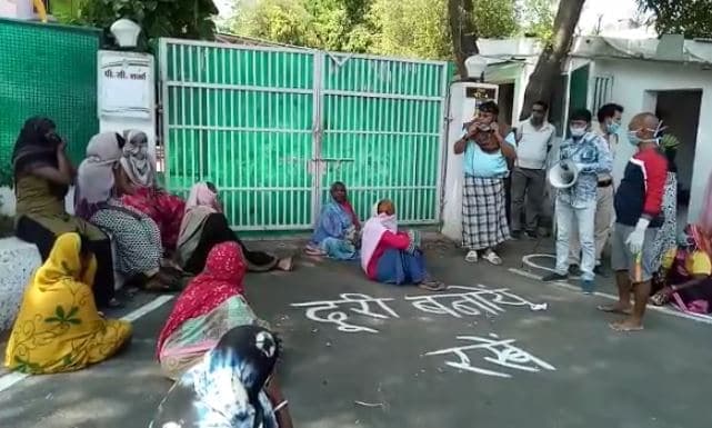 राशन को तरसी महिलाओं ने तोड़ा लॉक डाउन, पूर्व मंत्री के बंगले पहुंची