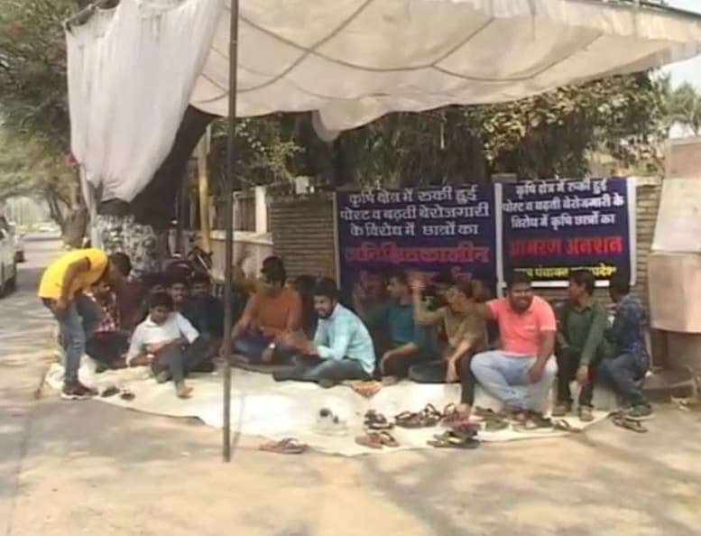 रिक्त पदों पर भर्ती की मांग को लेकर छात्र आमरण अनशन पर