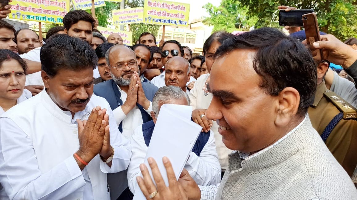 जन संघर्ष मंच ने तीन किमी पैदल मार्च कर मुख्यमंत्री और भूतल परिवहन मंत्री के नाम कलेक्टर को सौंपा ज्ञापन