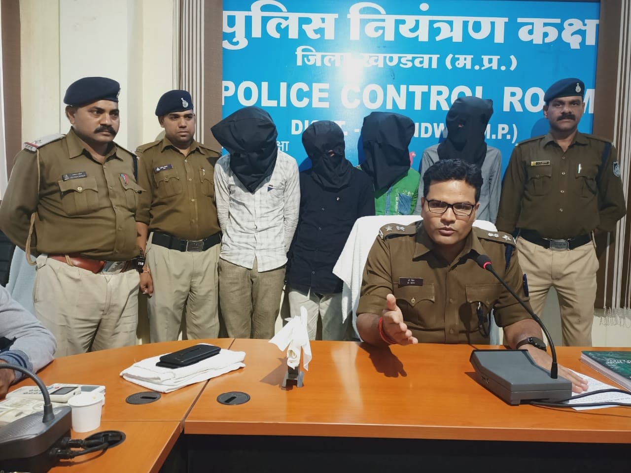 पुलिसअधिकारी बन लूट की घटना को अंजाम देने वाले चारों आरोपी गिरफ्तार