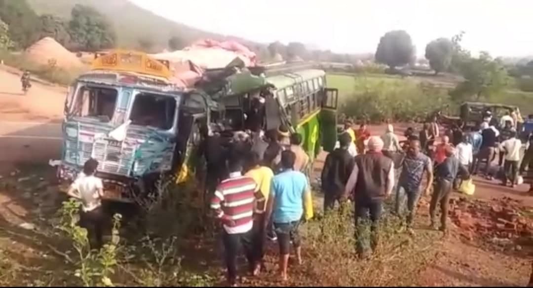बस और ट्रक में भिड़ंत, दो की मौत और कई घायल