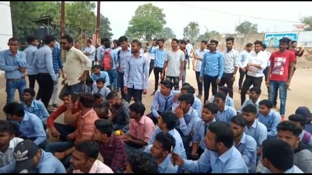 ए के एस यूनिवर्सिटी की मान्यता को लेकर एग्रीकल्चर विभाग के छात्रों ने किया हंगामा