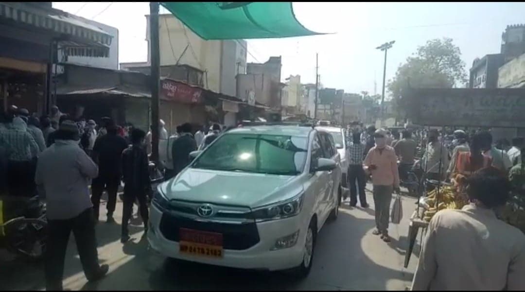 लॉक डाउन: खरीदारी करने उमड़ी लोगों की भीड़, कलेक्टर एसपी ने संभाला मोर्चा