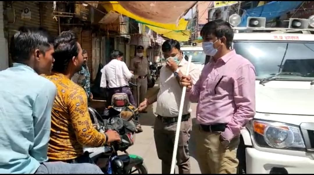 ये पब्लिक है कि मानती नहीं, पुलिसिया डंडे से खदेड़े गए लोग