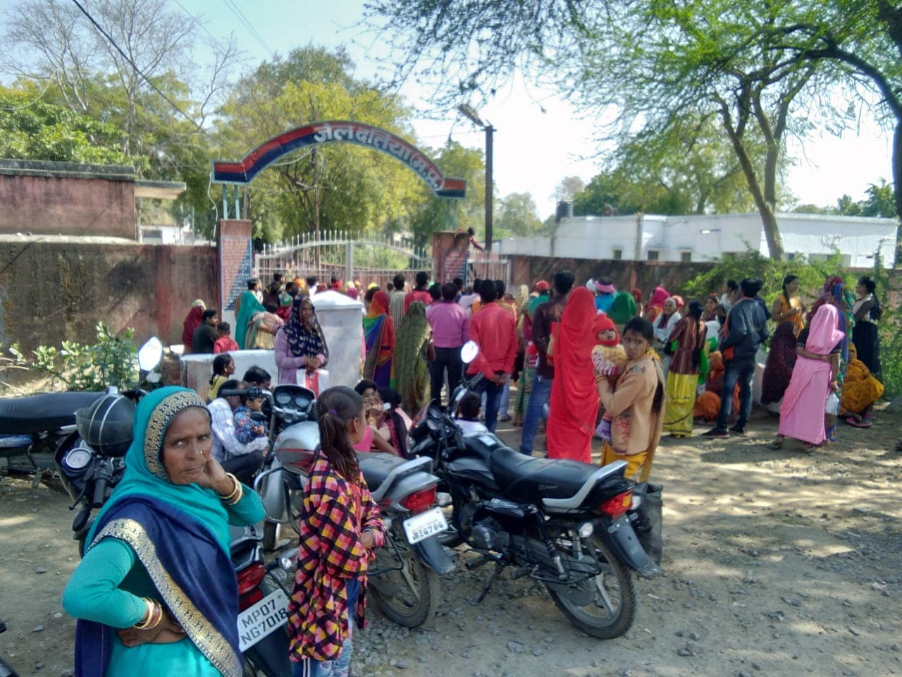 सर्किल जेल के बाहर महिलाओं ने किया हंगामा