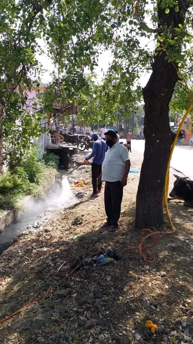 कोरोना संक्रमण रोकने के लिए नगरपालिका कर रही है घरों के बाहर सैनिटाइजेशन