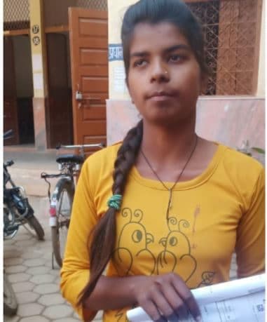 एक्जाम से पहले 12वीं की जगह छात्रा को थमाया 10वीं का प्रवेश पत्र, मचा हड़कंप
