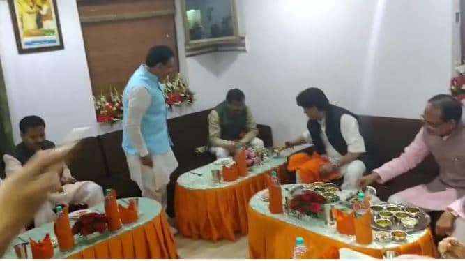 शिवराज के बाद नरोत्तम के यहां लंच करने पहुंचे सिंधिया, कई दिग्गज भी हुए शामिल