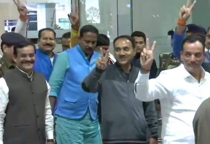 देर रात भोपाल पहुंचे BJP विधायक, सरकार बनाने का दावा, सिंधिया समर्थकों का इंतजार