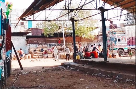MP में यहां जनता कर्फ्यू का असर नही, मंडी में मजदूरों से करवाया जा रहा काम