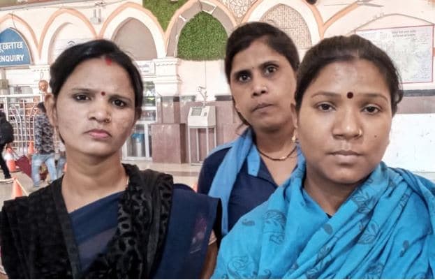 जबलपुर: रेलवे स्टेशन पर बिना मास्क काम कर रहे कर्मचारी, ठेकेदार-सुपरवाइजर बेफिक्र