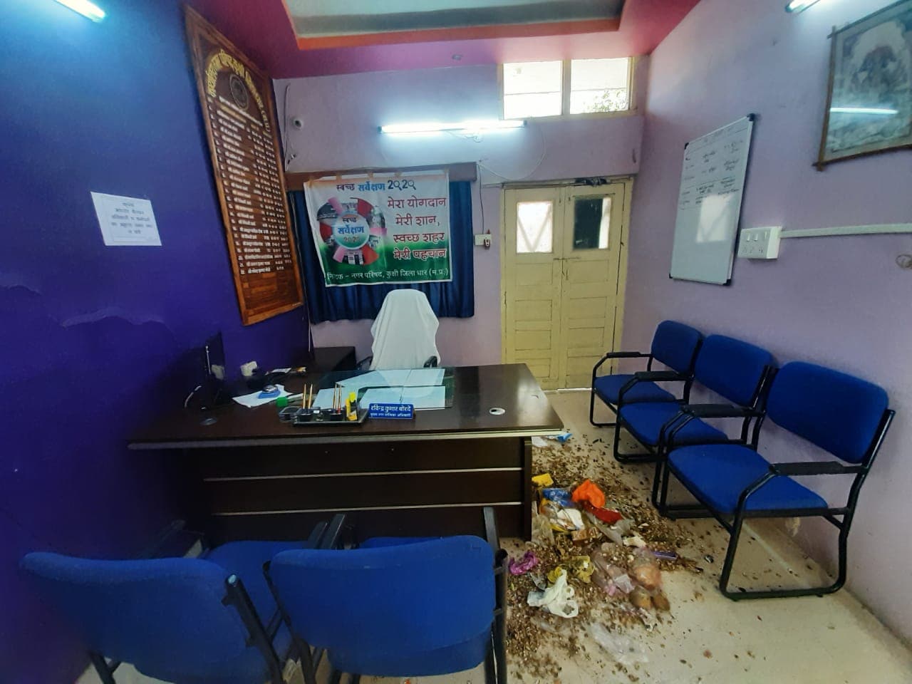 वार्ड में सफाई नहीं होने से आक्रोशित महिलाओं ने कर दिया ये काम