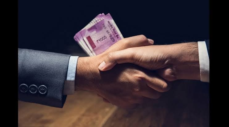 रिश्वत लेते रंगे हाथ पकड़ाया नोडल अधिकारी