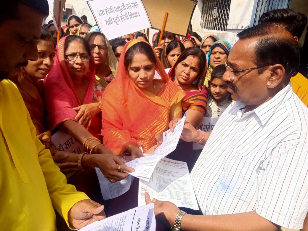 राशन दुकानों पर मांसाहार के विरोध में निकाली गयी रैली, राष्ट्रपति के नाम सौंपा ज्ञापन